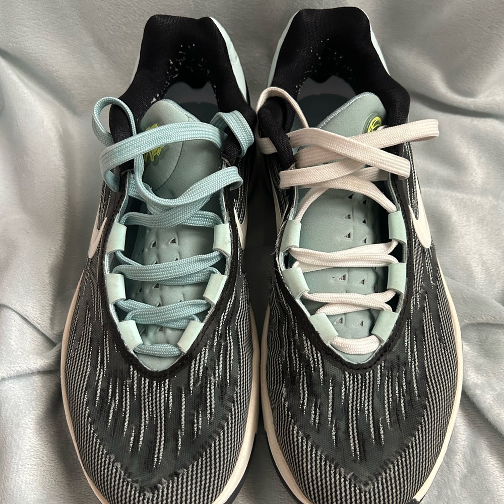 Nike G.T cut 2 basketball shoes
Great condition. Only been worn on the court